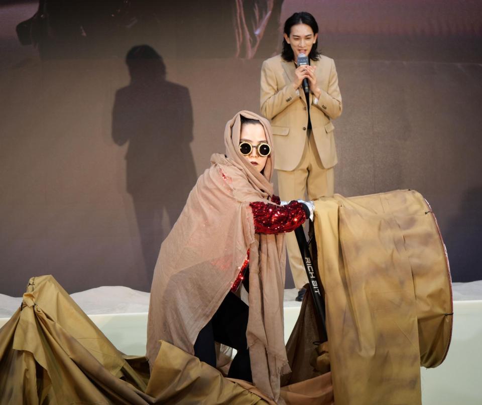 　作中登場の砂虫・サンドワームに乗って登場したゆりやんレトリィバァ（左）とその姿に笑う町田啓太