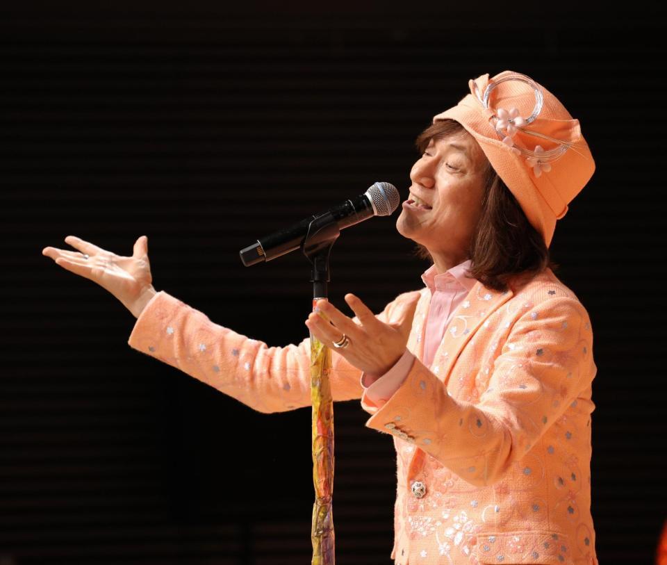 　南部虎弾さんとエスパー伊東さんの遺影の前で熱唱するダイアモンド☆ユカイ（撮影・西岡正）