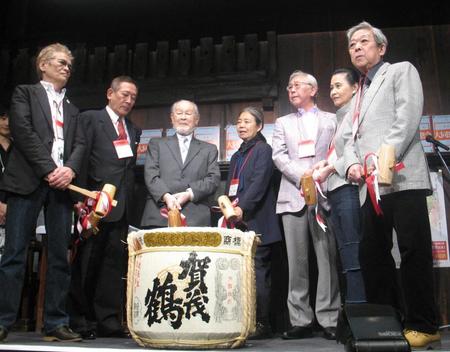 　文学座付属演劇研究所開設５０周年大同窓会で鏡開き。左端が寺田さん。中央は樹木希林さん＝１０年３月