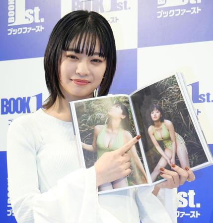 　お気に入りカットを披露する吉柳咲良