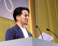 　卒業生にメッセージを贈るＥＸＩＬＥ　ＨＩＲＯ（撮影・山口登）