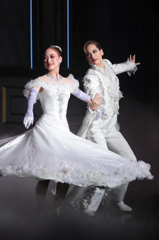 　サヨナラショーでラストデュエットの花組トップ柚香光（右）とトップ娘役の星風まどか