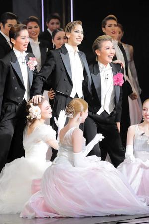 　サヨナラショーで笑顔の柚香光（中央）とトップ娘役・星風まどか（左から２人目）