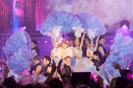 　ツアーファイナルでパフォーマンスする浜崎あゆみ（中央）