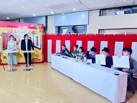 　（左から）ＭＣを務めた赤間有華アナウンサー、徳井健太、審査員を務めた、本田正識氏、お～い！久馬、椿鬼奴、久保田かずのぶ、中山功太、田所仁