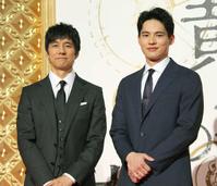 　ドラマ「黄金の刻」の記者会見に出席した西島秀俊（左）と水上恒司