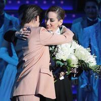 　同期の水美舞斗と抱き合う柚香光