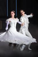 　サヨナラショーでラストデュエットの花組トップ柚香光（右）とトップ娘役の星風まどか