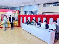 　（左から）ＭＣを務めた赤間有華アナウンサー、徳井健太、審査員を務めた、本田正識氏、お～い！久馬、椿鬼奴、久保田かずのぶ、中山功太、田所仁