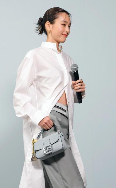 桐谷美玲 「大胆に合わせて」お腹見せFENDIの白ワンピ×パンツで