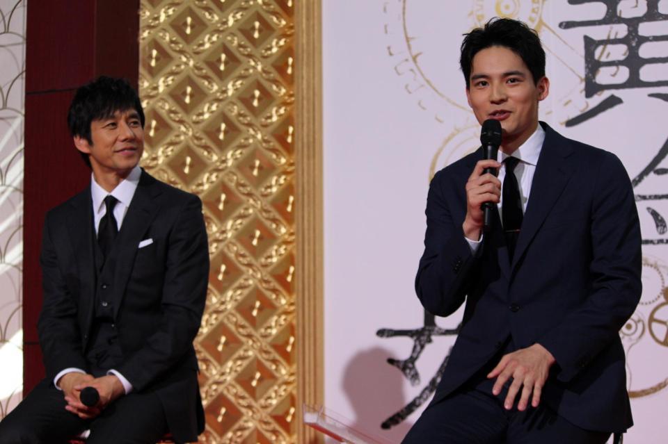 　ドラマ「黄金の刻」の記者会見に出席した西島秀俊（左）と水上恒司