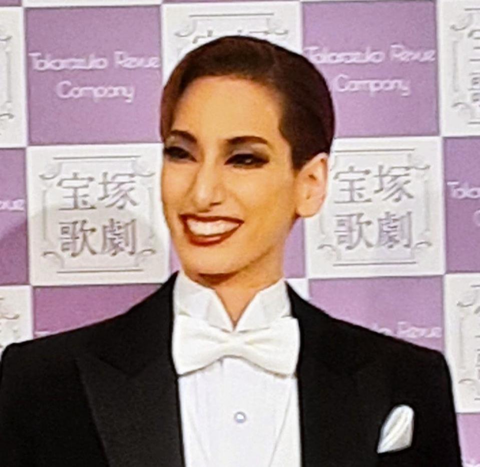 　退団会見に臨む柚香光