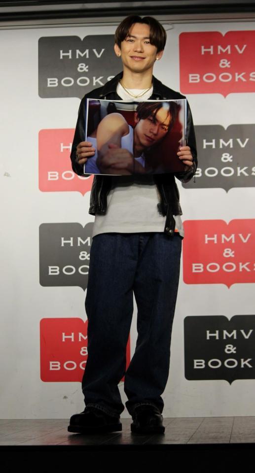 　写真集のお気に入りカットを見せるＮＡＯＴＯ