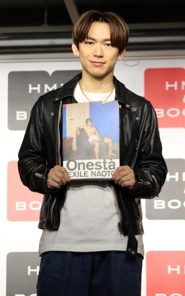 　自身の写真集を持つＮＡＯＴＯ