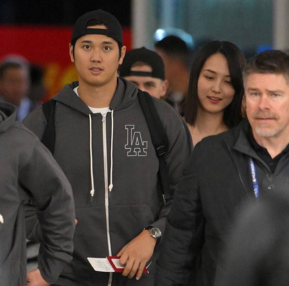 　妻・真美子さんとともに韓国を離れる大谷（２２日未明、仁川空港）