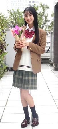 　制服姿を披露した宮迫翠月