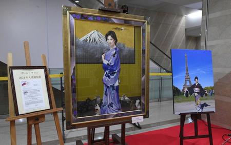 　フランスのル・サロンの入選通知書（左）と故・八代亜紀さんの作品と写真（撮影・佐々木彰尚）