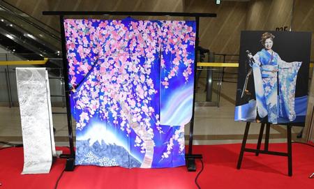 　展示された故・八代亜紀さんの着物（撮影・佐々木彰尚）