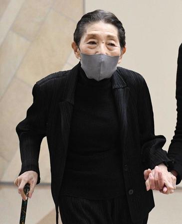 　会場を後にする東海林のり子（撮影・佐々木彰尚）