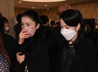 　会場を後にする藤あや子（左）と坂本冬美（撮影・佐々木彰尚）