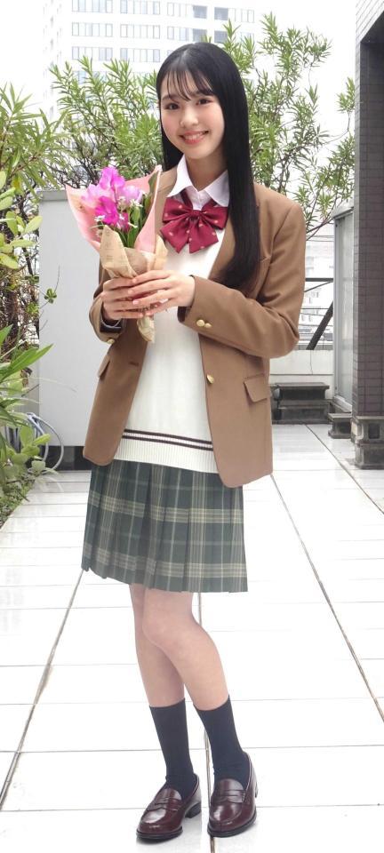 　制服姿を披露した宮迫翠月