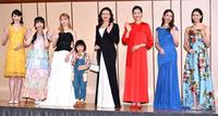 　手を振る（左から）桜井凜、其原有沙、紺野彩夏、永尾柚乃、ヒロコ・グレース、黒谷友香、結城モエ、白河れい（撮影・出月俊成）