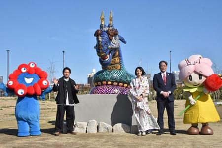 　プロデュースしたアート作品を披露した岡田准一（左から２人目）。（左から）ミャクミャク、小松美羽氏、高橋英樹此花区長、このはちゃん