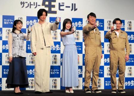 　乾杯する（左から）上白石萌音、山﨑賢人、アイナ・ジ・エンド、オズワルドの畠中悠（左）と伊藤俊介