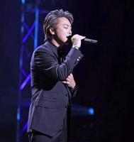 　卒業式で「道」を歌うＥＸＩＬＥ　ＴＡＫＡＨＩＲＯ