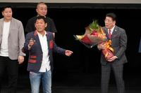 　西川きよし（右）のプレミアム感謝祭　東京公演にサプライズ登場した明石家さんま（左）©吉本興業