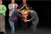　西川きよし（右）のプレミアム感謝祭　東京公演にサプライズ登場した明石家さんま（左）©吉本興業