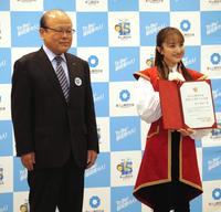 　イベントに出席した百田夏菜子（右）と出野勉静岡県副知事
