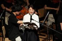 　坂本龍一さんを追悼する演奏会で、オーケストラの演奏に合わせて朗読を披露した吉永小百合