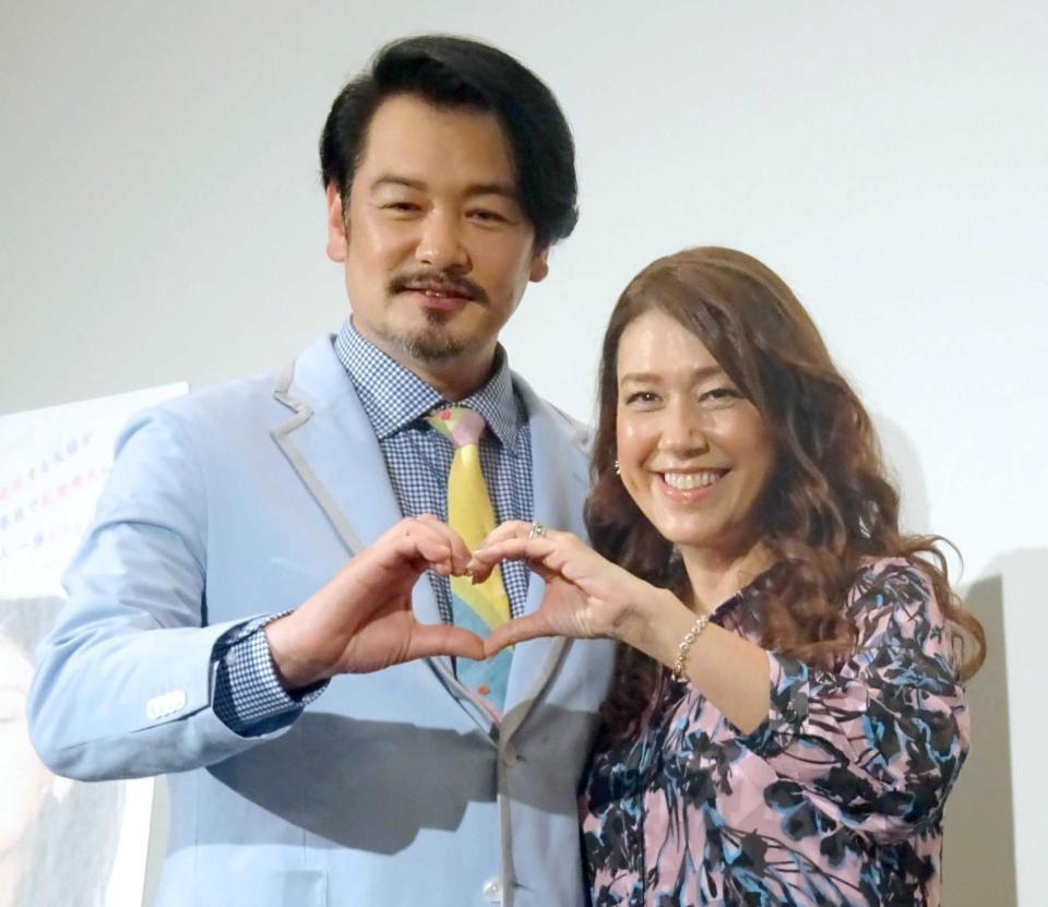 　映画の舞台あいさつに登場したＬｉＬｉＣｏ（右）と小田井涼平夫妻
