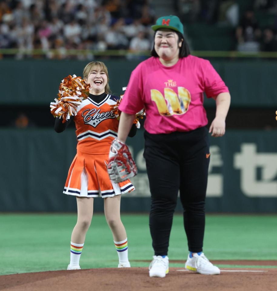 　ファーストピッチセレモニーを務めた紅しょうがの熊元プロレス（右）と稲田美紀（撮影・金田祐二）