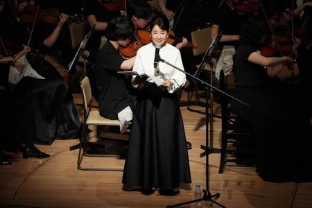 　坂本龍一さんを追悼する演奏会で、オーケストラの演奏に合わせて朗読を披露した吉永小百合