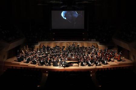 　２２年に公開された坂本龍一さんの演奏する映像に合わせて、「Ｍｅｒｒｙ　Ｃｈｒｉｓｔｍａｓ　Ｍｒ．Ｌａｗｒｅｎｃｅ」を“セッション”した東北ユースオーケストラの一員
