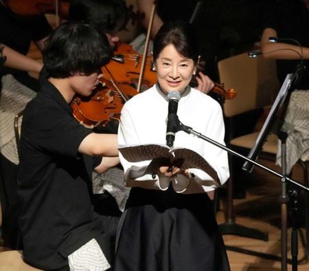 　オーケストラの演奏に合わせて朗読を披露した吉永小百合
