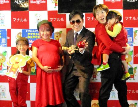 　イベントに登場した浜田ブリトニー（左から２人目）、浜田の夫いわみんと長女しずくちゃん（右）＝２０２０年