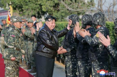 北朝鮮の朝鮮人民軍の戦車部隊を視察する金正恩朝鮮労働党総書記（中央）＝２４日（朝鮮中央通信＝共同）