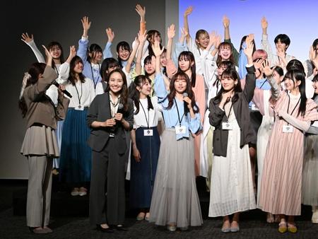 新プロジェクト「無限会社スタプラ」の社長にメンバー全員が立候補する中、うろたえるももいろクローバーＺ・百田夏菜子（前列左から２人目）＝撮影・伊藤笙子