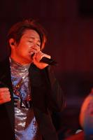 　「ＭＡＳＡＨＩＫＯとＹＯＳＨＩＯ　野音　Ｌｉｖｅ　２０２４」で歌唱する近藤真彦＝３月３１日