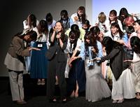 　新プロジェクト「無限会社スタプラ」の社長に立候補し、他のメンバーに譲られるももいろクローバーＺ・百田夏菜子（前列左から２人目）＝撮影・伊藤笙子