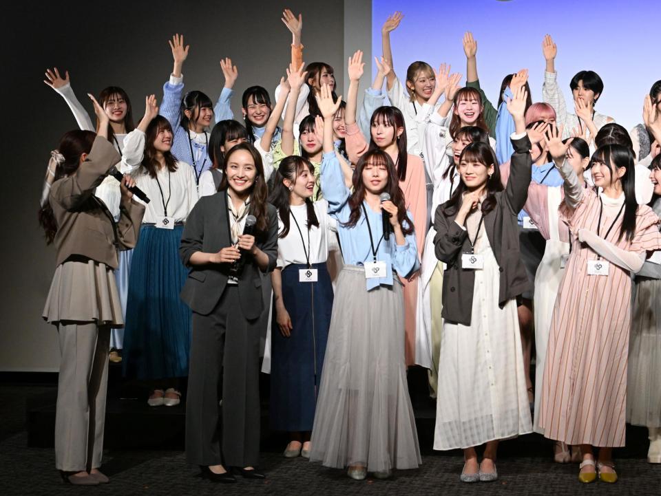 新プロジェクト「無限会社スタプラ」の社長にメンバー全員が立候補する中、うろたえるももいろクローバーＺ・百田夏菜子（前列左から２人目）＝撮影・伊藤笙子