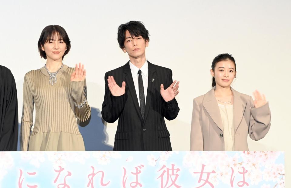 　舞台あいさつに登場した（左から）長澤まさみ、佐藤健、森七菜（撮影・園田高夫）