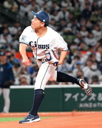 　始球式に登板した春日俊彰（撮影・佐藤厚）