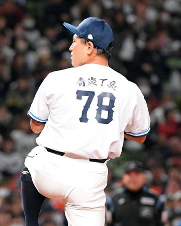 　始球式に登板した春日俊彰（撮影・佐藤厚）