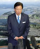 　記者団の取材に応じる静岡県の川勝平太知事。唐突に辞意を表明した