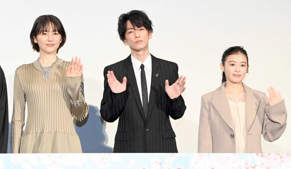 　手を振る（左から）長澤まさみ、佐藤健、森七菜（撮影・園田高夫）