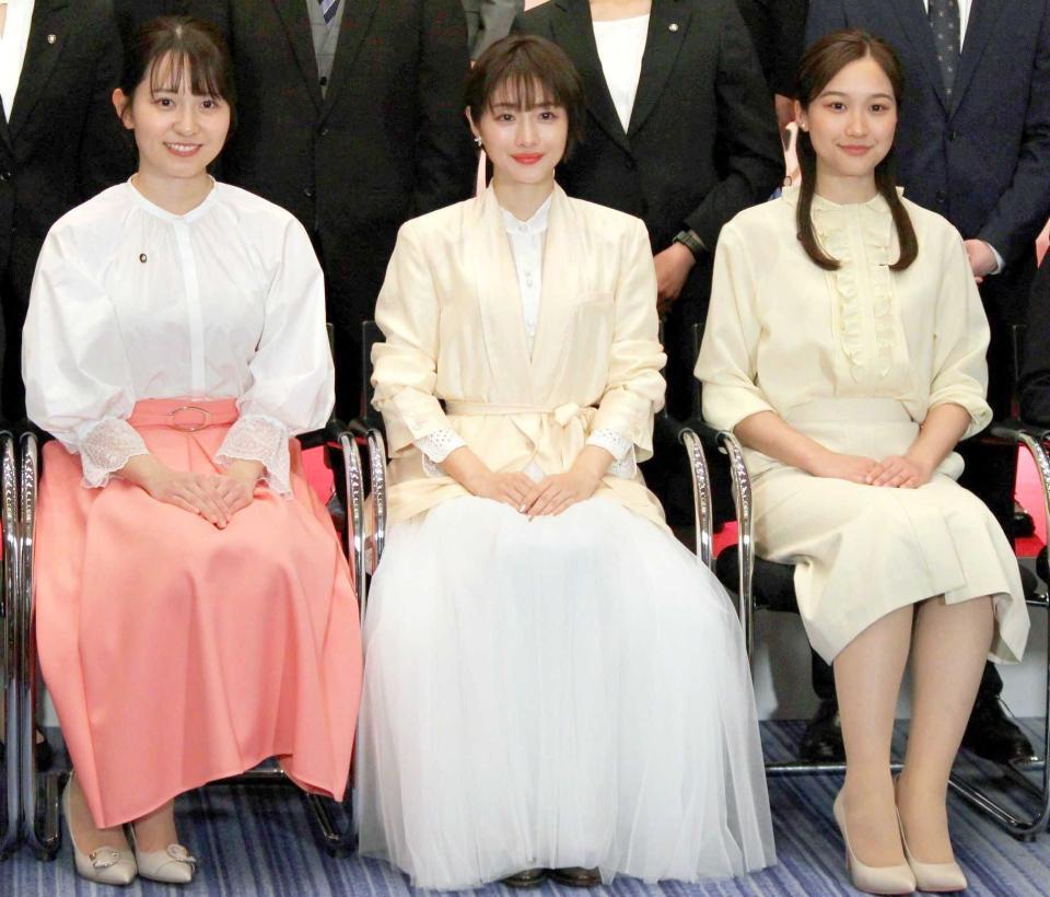 　入社式に出席した（左から）三山賀子アナ、石原さとみ、松岡朱里アナ